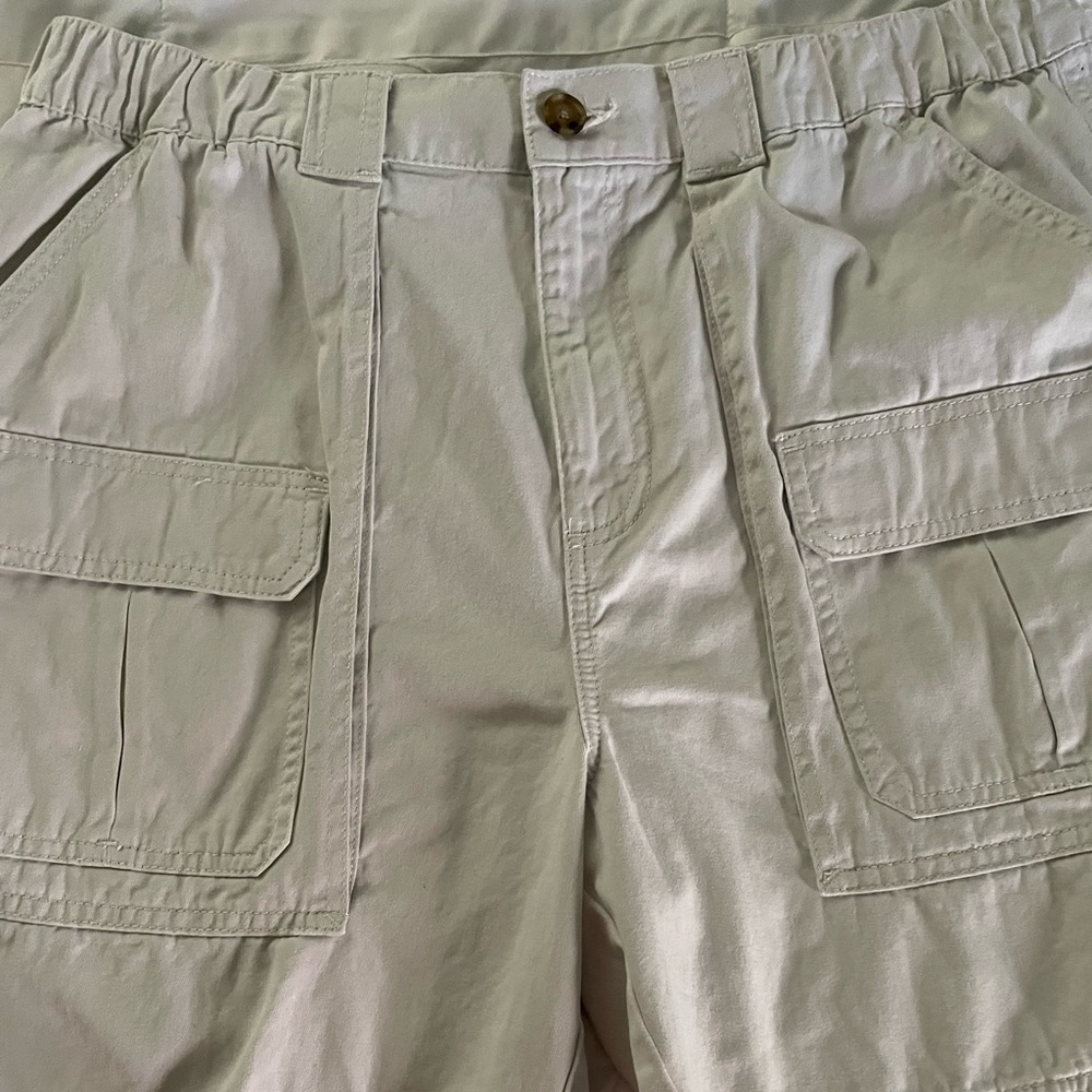 Men’s khaki cargo shorts. Size 36. EUC